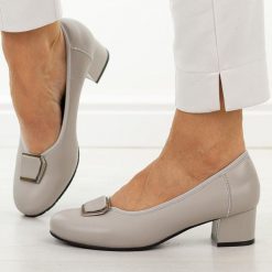 Szare skórzane czółenka damskie Cambell 19413. Szare czółenka damskie Cambell, na jesień, bez wzorów, ze skóry, eleganckie, z okrągłym noskiem, bez obcasa, na obcasie, bez zapięcia. Za 219.00 zł.