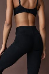 Legginsy damskie z prążkowanej dzianiny w kolorze TOTALLY BLACK - HIPS-XS. Czarne legginsy damskie Marsala, bez wzorów, z bawełny. Za 199.90 zł.