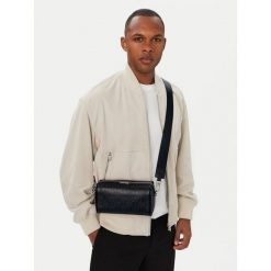 Torebka KARL LAGERFELD. Czarne listonoszki damskie KARL LAGERFELD, bez wzorów, bez dodatków. Za 1,099.00 zł.
