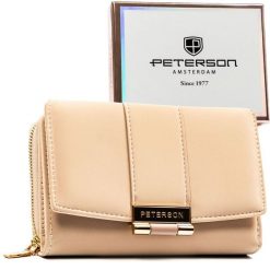 Beżowy portfel damski wykonany ze skóry ekologicznej o lekko prążkowanej fakturze, zamykany zatrzaskiem - Peterson. Brązowe portfele damskie Peterson, prążkowane. Za 99.99 zł.
