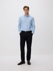 Koszula slim fit z bawełną - jasnoniebieski. Niebieskie koszule męskie Reserved, l, bez wzorów, z bawełny, bez kołnierzyka, bez ramiączek. Za 129.99 zł.