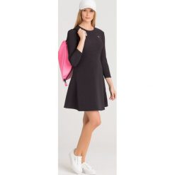 SUKIENKA Armani Exchange. Czarne sukienki damskie Armani Exchange, na imprezę, l, z aplikacjami, z materiału, bez kołnierzyka, bez ramiączek, mini, dopasowane. Za 347.00 zł.