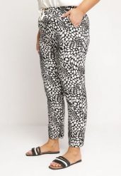 Czarno-Białe Spodnie Regular z Gumką w Talii i Abstrakcyjnym Dekoltem Cleava. Czarne spodnie materiałowe damskie Born2be, bez wzorów, z jeansu, eleganckie. Za 34.99 zł.