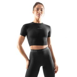 Damska koszulka treningowa crop top z krótkim rękawem Fitness Siroko Sculpt. Czarne bluzki damskie SIROKO, l, bez wzorów, z tkaniny, sportowe, bez kołnierzyka, bez ramiączek. W wyprzedaży za 84.00 zł.