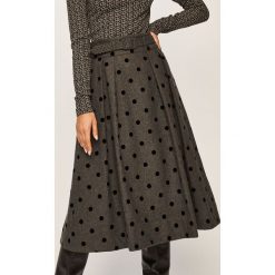 Tommy Hilfiger - Spódnica x Zendaya. Szare spódnice damskie Tommy Hilfiger, do pracy, bez wzorów, z acetatu, biznesowe, z podwyższonym stanem, midi, proste. Za 599.90 zł.