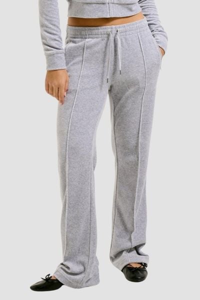 JUICY COUTURE Szare damskie spodnie dresowe Tina Trackpants, Rozmiar S. Szare spodnie dresowe damskie Juicy Couture, bez wzorów, z dresówki. W wyprzedaży za 194.99 zł.