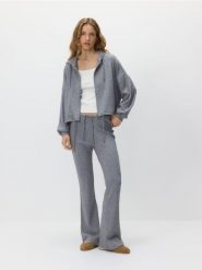 Rozpinana bluza z wiskozą - ciemnoszary. Szare bluzy damskie Reserved, l, bez wzorów, z dzianiny, bez ramiączek, bez kaptura. Za 139.99 zł.