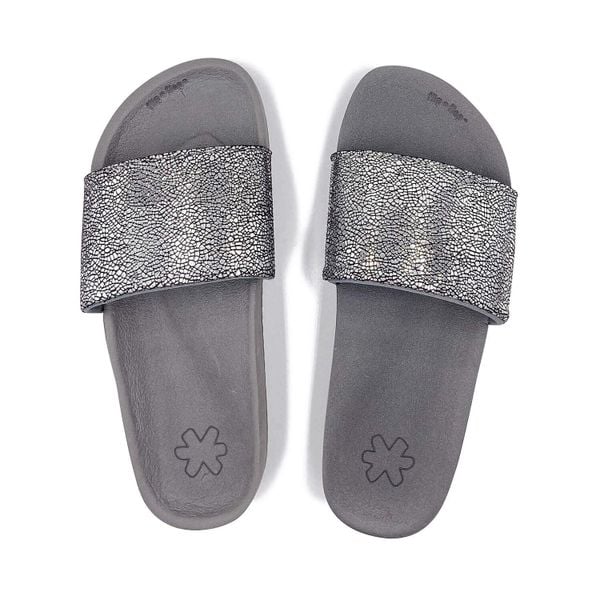 Klapki basenowe damskie Flip Flop Pool Metallic. Szare klapki damskie Flip Flop, bez wzorów, sportowe, bez obcasa, bez zapięcia. W wyprzedaży za 91.00 zł.