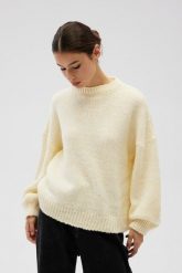 Sweter oversize z bufiastymi rękawami w kolorze BUTTER YELLOW - RIVERO-UNI. Żółte swetry nierozpinane damskie Marsala, na lato, bez wzorów, z wełny, bez kołnierzyka, bez ramiączek. Za 249.90 zł.