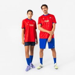 Koszulka piłkarska Czechy 2026 dla kibiców. Czerwone bluzki damskie KIPSTA, l, bez wzorów, z materiału, sportowe, bez kołnierzyka, bez ramiączek. Za 44.99 zł.