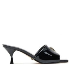Klapki Guess. Czarne klapki damskie Guess, z aplikacjami, bez obcasa, bez zapięcia. Za 699.99 zł.
