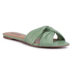 Klapki QUAZI. Zielone klapki damskie QUAZI, bez wzorów, bez obcasa, bez zapięcia. Za 239.99 zł.
