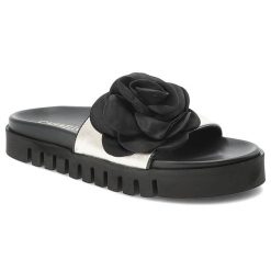 Klapki damskie Chebello, na platformie skórzane z ozdobnym kwiatem, złote, 4739-046. Żółte klapki damskie CheBello, na lato, z aplikacjami, bez obcasa, na platformie, bez zapięcia. Za 429.00 zł.