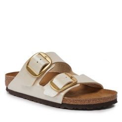 Klapki Birkenstock. Białe klapki damskie Birkenstock, bez wzorów, bez obcasa, bez zapięcia. Za 539.99 zł.