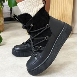 Czarne skórzane botki damskie Cambell 52330. Czarne botki damskie Cambell, na jesień, bez wzorów, z jeansu, eleganckie, z okrągłym noskiem, bez obcasa, na płaskiej podeszwie, bez zapięcia. W wyprzedaży za 239.20 zł.