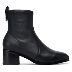Botki Tommy Hilfiger. Czarne botki damskie Tommy Hilfiger, bez wzorów, bez obcasa, na płaskiej podeszwie, bez zapięcia. Za 639.99 zł.
