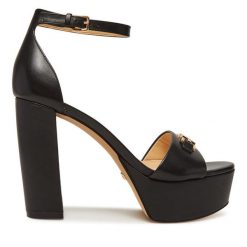 Sandały Guess. Czarne sandały damskie Guess, z aplikacjami, bez obcasa, na słupku, bez zapięcia. Za 469.99 zł.