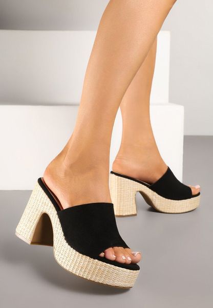 Czarne Klapki na Słupku z Szerokim Paskiem z Imitacji Zamszu Volima. Czarne klapki damskie Born2be, bez wzorów, z jeansu, bez obcasa, na obcasie, bez zapięcia. Za 109.99 zł.