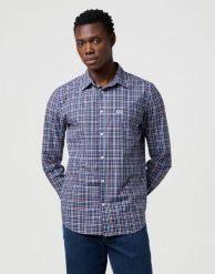 MESKA KOSZULA WRANGLER 1 PKT POPLIN SHIRT DARK BLUE 112371403. Niebieskie koszule męskie Wrangler, m, bez wzorów, bez kołnierzyka, bez ramiączek. Za 169.99 zł.