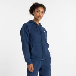 Bluza damska New Balance WJ43525NNY – granatowa. Niebieskie bluzy damskie New Balance, xl, bez wzorów, z bawełny, klasyczne, bez ramiączek, bez kaptura. Za 189.99 zł.
