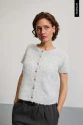 Sweter z krótkimi rękawami szary. Szare swetry nierozpinane damskie MOODO, l, bez wzorów, z elastanu, bez kołnierzyka, bez ramiączek. Za 129.99 zł.