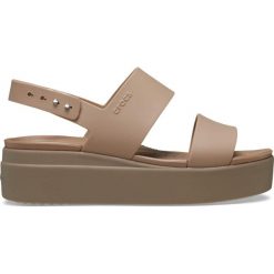 Sandały dmaskie Crocs BROOKLYN LOW WEDGE. Brązowe sandały damskie Crocs, bez wzorów, bez obcasa, bez zapięcia. Za 259.99 zł.