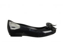 Baleriny Melissa Dora Hot Ad Black 010454, Czarny, Guma - 37. Czarne balerinki damskie Melissa, na lato, bez wzorów, z gumy, bez obcasa, na koturnie, bez zapięcia. W wyprzedaży za 242.10 zł.