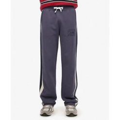 Proste spodnie dresowe Superdry Athletic Essentials. Fioletowe spodnie sportowe męskie Superdry, m, bez wzorów, z dresówki. Za 386.55 zł.