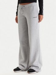 Guess Jeans Spodnie dresowe W6RB52 K68I4 Szary Regular Fit. Szare spodnie dresowe damskie Guess Jeans, z aplikacjami, z bawełny. Za 299.99 zł.