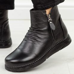 Czarne skórzane botki damskie Cambell 15324. Czarne botki damskie Cambell, na jesień, bez wzorów, z dzianiny, klasyczne, z okrągłym noskiem, bez obcasa, na płaskiej podeszwie, bez zapięcia. Za 319.00 zł.