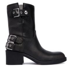 Botki Guess. Czarne botki damskie Guess, z aplikacjami, bez obcasa, na słupku, bez zapięcia. Za 764.99 zł.