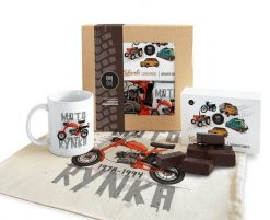 Motorynka — paczka (Zawartość paczki: koszulka - torba - kubek - słodycze; Rozmiar koszulki / bluzy: 0 lat; Kolor koszulki / bluzy: biały; Rodzaj nadr. Białe balerinki damskie nikiniki, bez wzorów, z bawełny, młodzieżowe, bez obcasa, bez zapięcia. Za 149.00 zł.