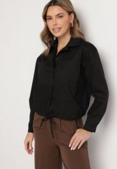 Czarna Bawełniana Koszula Ozdobiona Wiązaniem Zolmio. Czarne koszule damskie Born2be, bez wzorów, z bawełny, eleganckie, bez kołnierzyka, bez ramiączek. Za 99.99 zł.