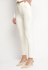 Jasnobeżowe Spodnie w Kant z Ozdobnymi Guzikami Felwia. Brązowe spodnie materiałowe damskie Born2be, z aplikacjami, z jeansu, eleganckie, z podwyższonym stanem. Za 39.99 zł.