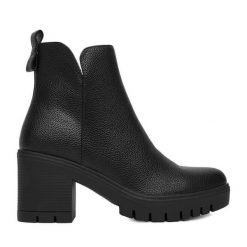 Botki Clara Barson. Czarne botki damskie Clara Barson, bez wzorów, bez obcasa, na słupku, bez zapięcia. Za 169.99 zł.