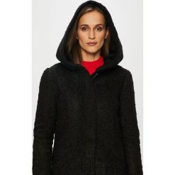 Jacqueline de Yong - Kurtka Demea. Czarne kurtki damskie Jacqueline de Yong, l, bez wzorów, z materiału, z kapturem. W wyprzedaży za 179.90 zł.
