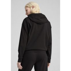 Damska wygodna prążkowana bluza z kapturem ESS ELEVATED PUMA Black. Czarne bluzy damskie Puma, xl, bez wzorów, prążkowane, sportowe, bez ramiączek, z kapturem. W wyprzedaży za 114.00 zł.