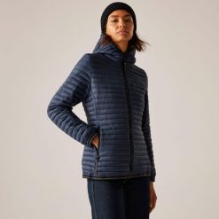 Kurtka damska przejściowa ocieplana Rigain. Niebieskie kurtki sportowe damskie Regatta, bez wzorów, z puchu, bez ramiączek, bez kaptura, trekkingowe. Za 279.99 zł.