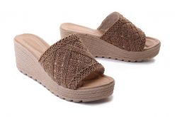 ARTIKER RELAKS 52C1287 dark beige, klapki damskie. Brązowe klapki damskie Artiker Relaks, na lato, bez wzorów, bez obcasa, na koturnie, bez zapięcia. Za 114.90 zł.