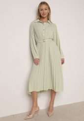 Zielona Sukienka Plisowana o Koszulowym Kroju z Paskiem z Klamrą Efronta. Zielone sukienki damskie Born2be, na co dzień, l, z aplikacjami, z jeansu, eleganckie, bez kołnierzyka, bez ramiączek, midi, koszulowe. Za 139.99 zł.