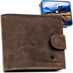 Poziomy portfel męski ze skóry naturalnej w brązowym kolorze zamykany na zatrzask, w zestawie z brelokiem - Peterson. Brązowe portfele męskie Peterson, bez wzorów, ze skóry. Za 99.99 zł.