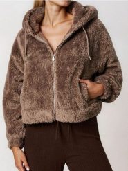 Kurtka rozpinana ze sztucznego futerka - brązowy. Brązowe kurtki sportowe damskie Sinsay, l, bez wzorów, bez ramiączek, bez kaptura. Za 49.99 zł.