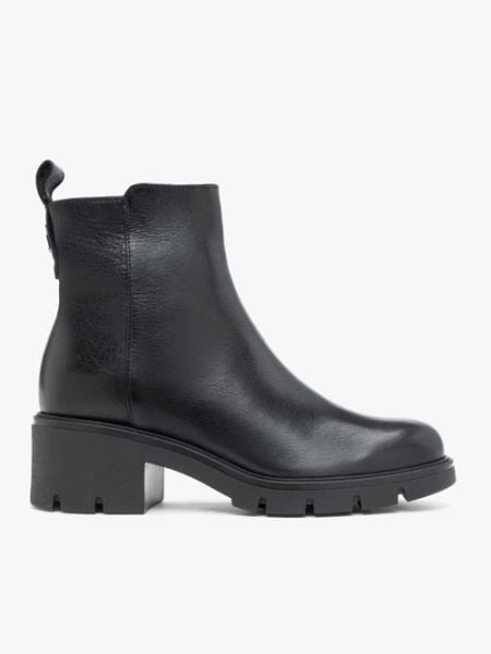 Czarne masywne botki. Czarne botki damskie Ryłko, bez wzorów, ze skóry, z okrągłym noskiem, za kostkę, bez obcasa, na obcasie, bez zapięcia. Za 499.99 zł.