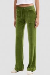 JUICY COUTURE Oliwkowe spodnie dresowe damskie Layla Low Rise, Rozmiar S. Zielone spodnie dresowe damskie Juicy Couture, bez wzorów, z dresówki, wizytowe, z obniżonym stanem. W wyprzedaży za 242.99 zł.