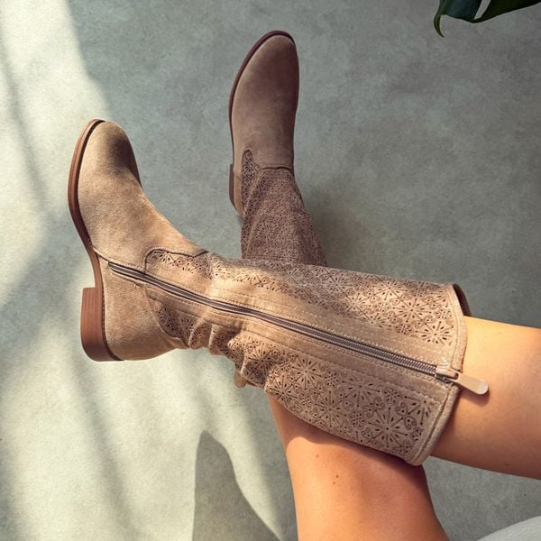 Beżowe jesienne ażurowe kozaki damskie S.Barski 534. Brązowe kozaki damskie S.BARSKI, na jesień, w ażurowe wzory, z zamszu, bez obcasa, na obcasie, bez zapięcia. Za 249.00 zł.