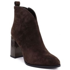 Botki damskie zamszowe na ozdobnym obcasie brązowe Gino Fabiani 9210. Brązowe botki damskie Gino Fabiani, bez wzorów, ze skóry, eleganckie, bez obcasa, na obcasie, bez zapięcia. Za 299.99 zł.