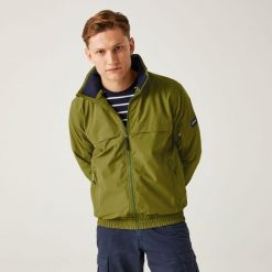 Shorebay męska kurtka przeciwdeszczowa. Zielone kurtki męskie Regatta, m, bez wzorów, z materiału, eleganckie, bez kaptura. W wyprzedaży za 142.49 zł.