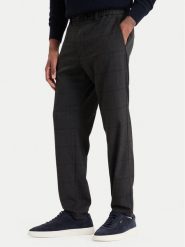 BOSS Chinosy 50571678 Czarny Tapered Fit. Czarne eleganckie spodnie męskie Boss, bez wzorów, z syntetyku. Za 599.99 zł.