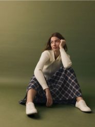 Rozpinany sweter z kołnierzem - kremowy. Białe kardigany damskie Reserved, l, bez wzorów, z dzianiny, bez kołnierzyka. W wyprzedaży za 49.99 zł.