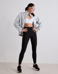 Damskie legginsy biegowe, wysoki stan, kieszenie, squat proof Le Run czarne. Czarne legginsy damskie Aim'n, bez wzorów, z elastanu. Za 381.00 zł.
